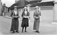 Three-young-ladies-collecting-for-the-Red-Cross.-1917-where-Plylimmon-Road-meets-Priory-Road.